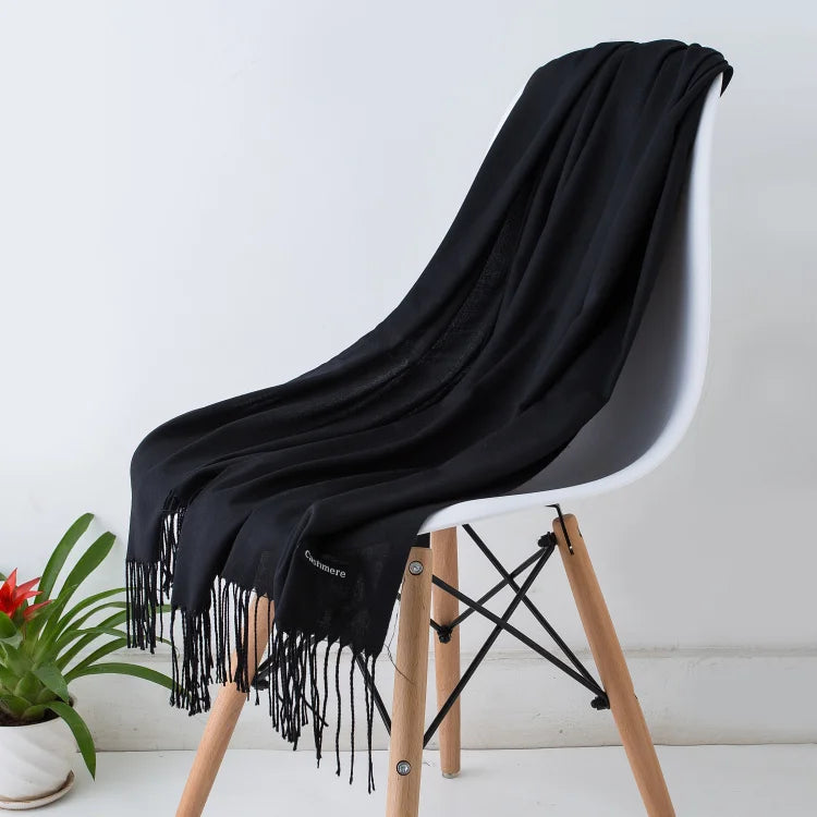 Eleganter Damen Winterschal mit Fransen, weich und warm, ideal für besondere Anlässe.