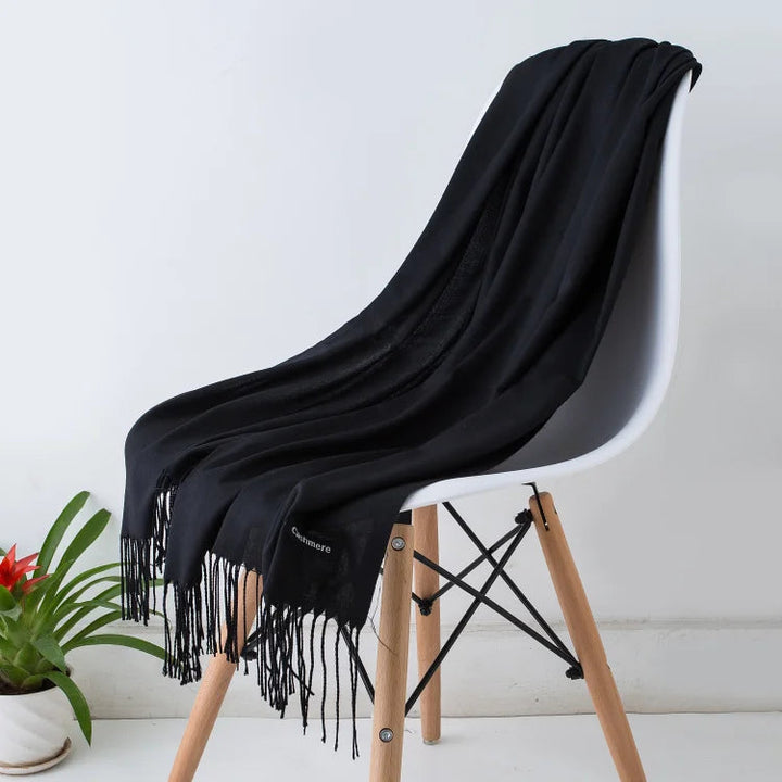 Eleganter Damen Winterschal mit Fransen, weich und warm, ideal für besondere Anlässe.