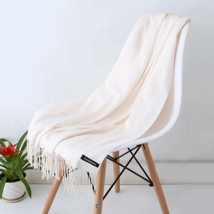 Stilvoller Damen Winterschal mit Fransen, warm und weich, ergänzt jede Wintergarderobe.