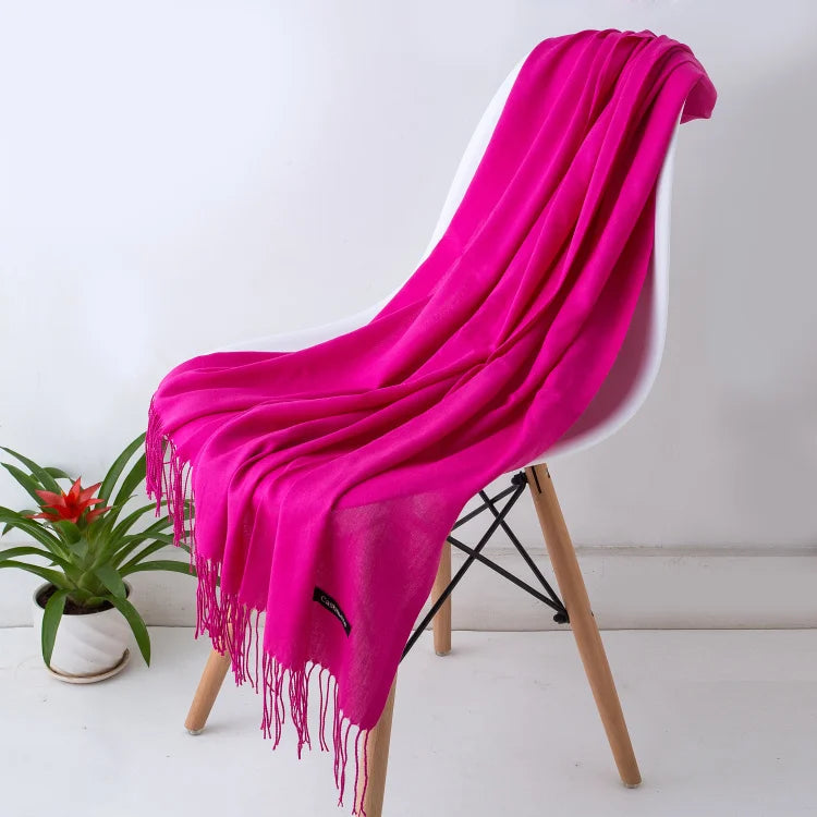 Vielseitiger Damen-Winterschal mit Fransen, elegant, warm und aus komfortablem Polyester.