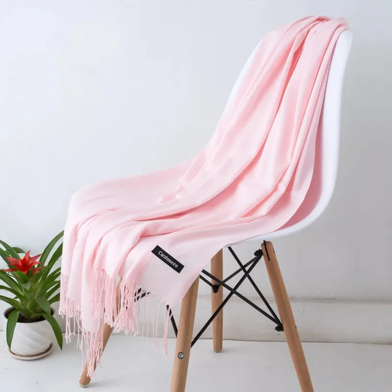 Weicher Damen-Winterschal in elegantem Design mit stilvollen Fransen für kalte Tage.