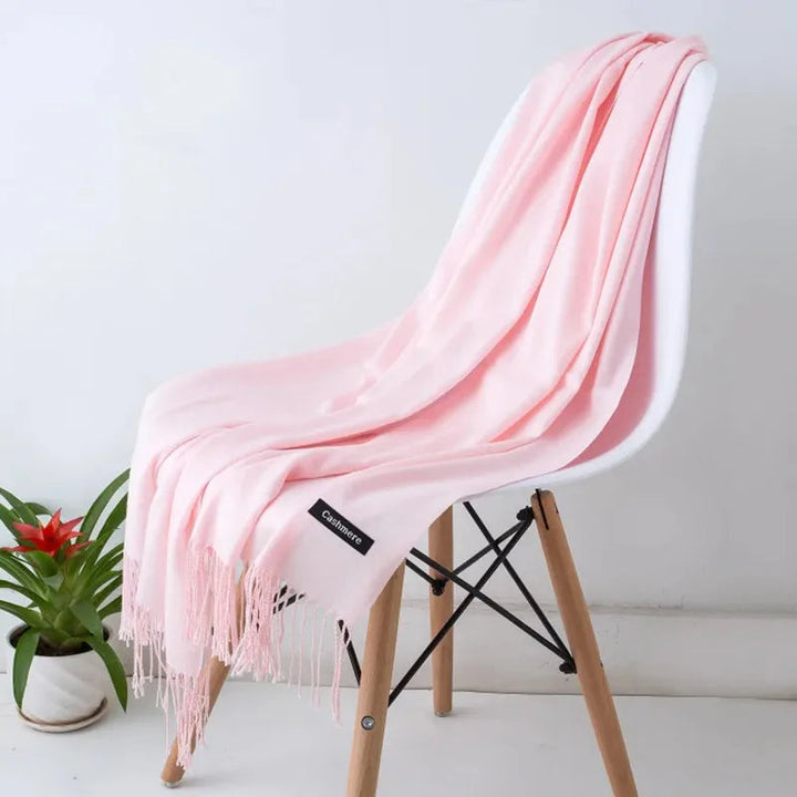 Weicher Damen-Winterschal in elegantem Design mit stilvollen Fransen für kalte Tage.