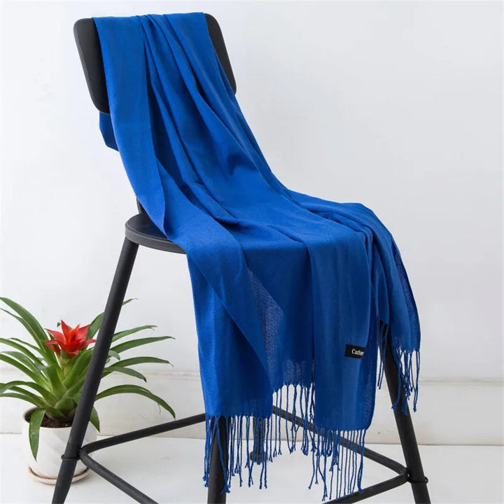 Warmes Damen-Accessoire: Winterschal mit Fransen, Polyester, weich und bequem.