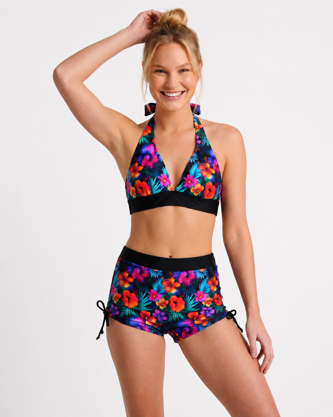 Perfekte Damen Bademode für den Sommerurlaub: Zweiteiler mit floralem Halter-Top und bequemen Schwimmshorts.