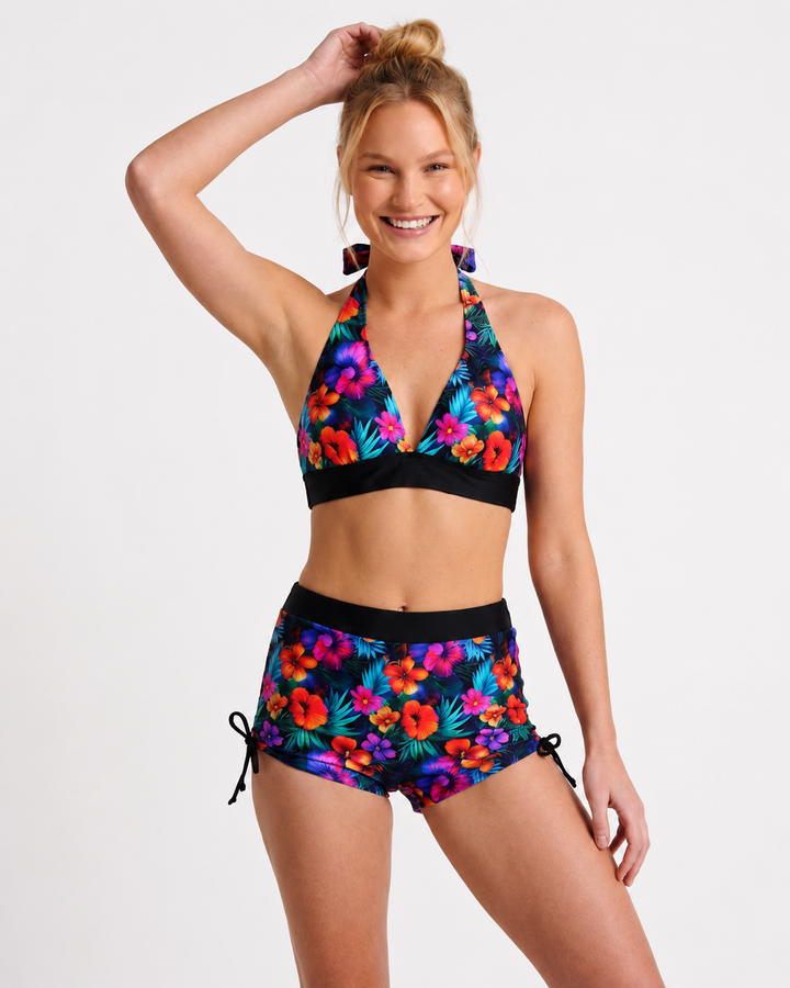 Perfekte Damen Bademode für den Sommerurlaub: Zweiteiler mit floralem Halter-Top und bequemen Schwimmshorts.