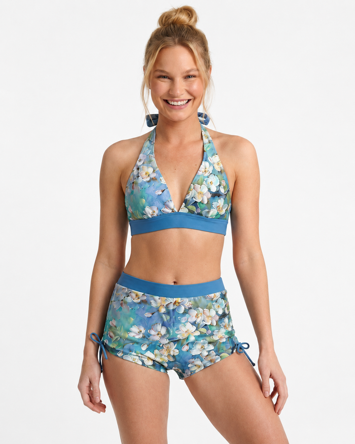 Nahaufnahme des Blumenmuster Halter Bikini-Tops vom Damen Zweiteiler Badeanzug, stylisch und sommerlich.