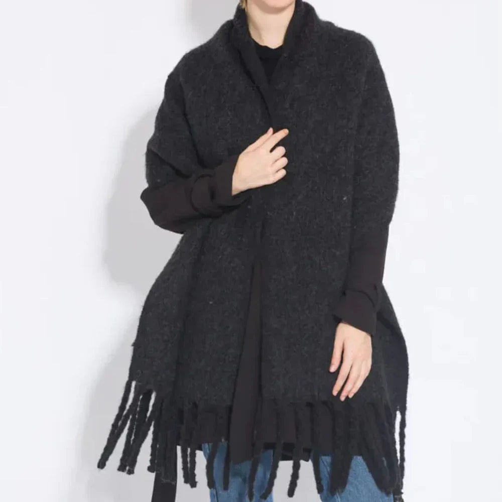 Vielseitiger Damen Winterschal, als Decke oder modisches Accessoire nutzbar.