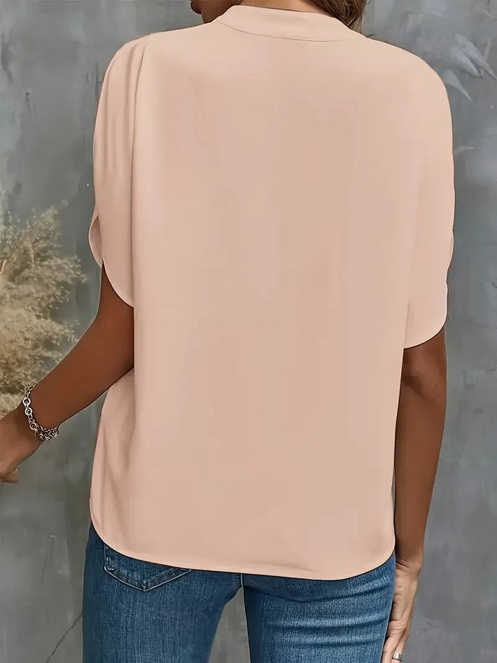 Elegante Damenbluse, V-Ausschnitt, kurze Flatterärmel. Perfekt als Sommerbluse oder Business-Outfit.