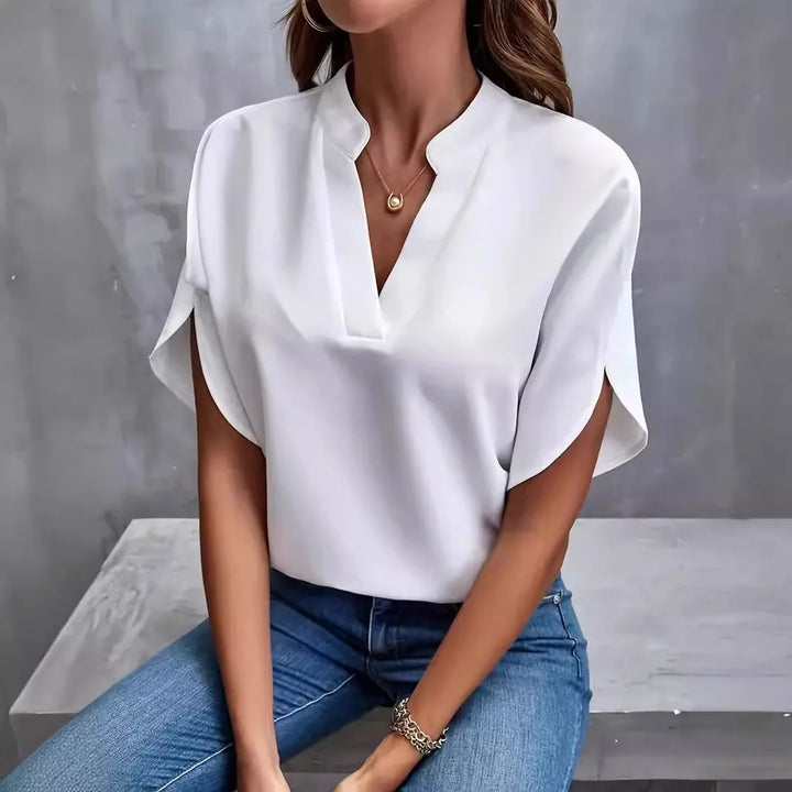 Modische Damenbluse mit tiefem V-Ausschnitt und zarten Flatterärmeln. Ideal für einen lässigen oder schicken Look.