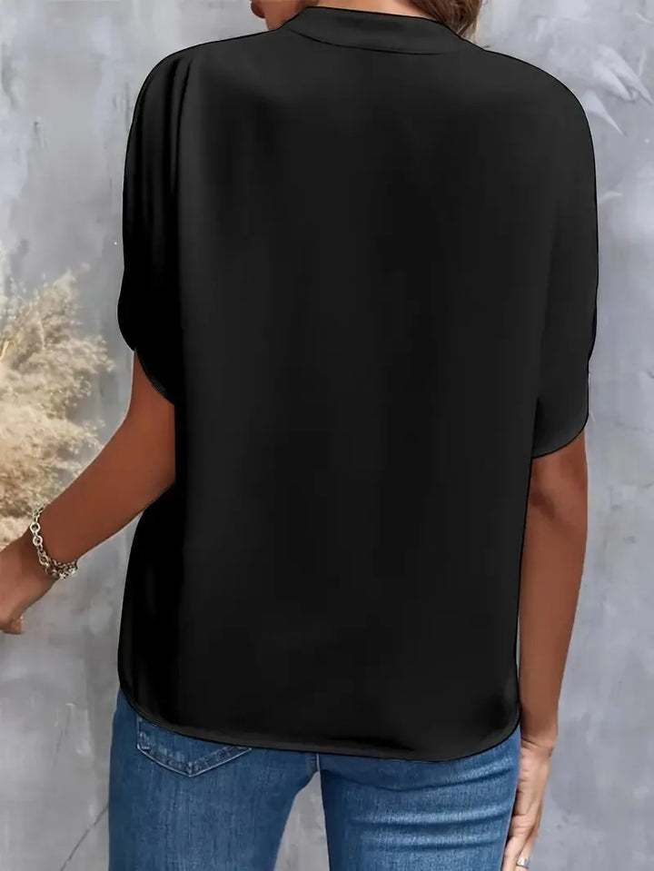 Elegante Damenbluse mit V-Ausschnitt & luftigen Flatterärmeln. Ideal für formelle Anlässe oder stilvolle Freizeit.