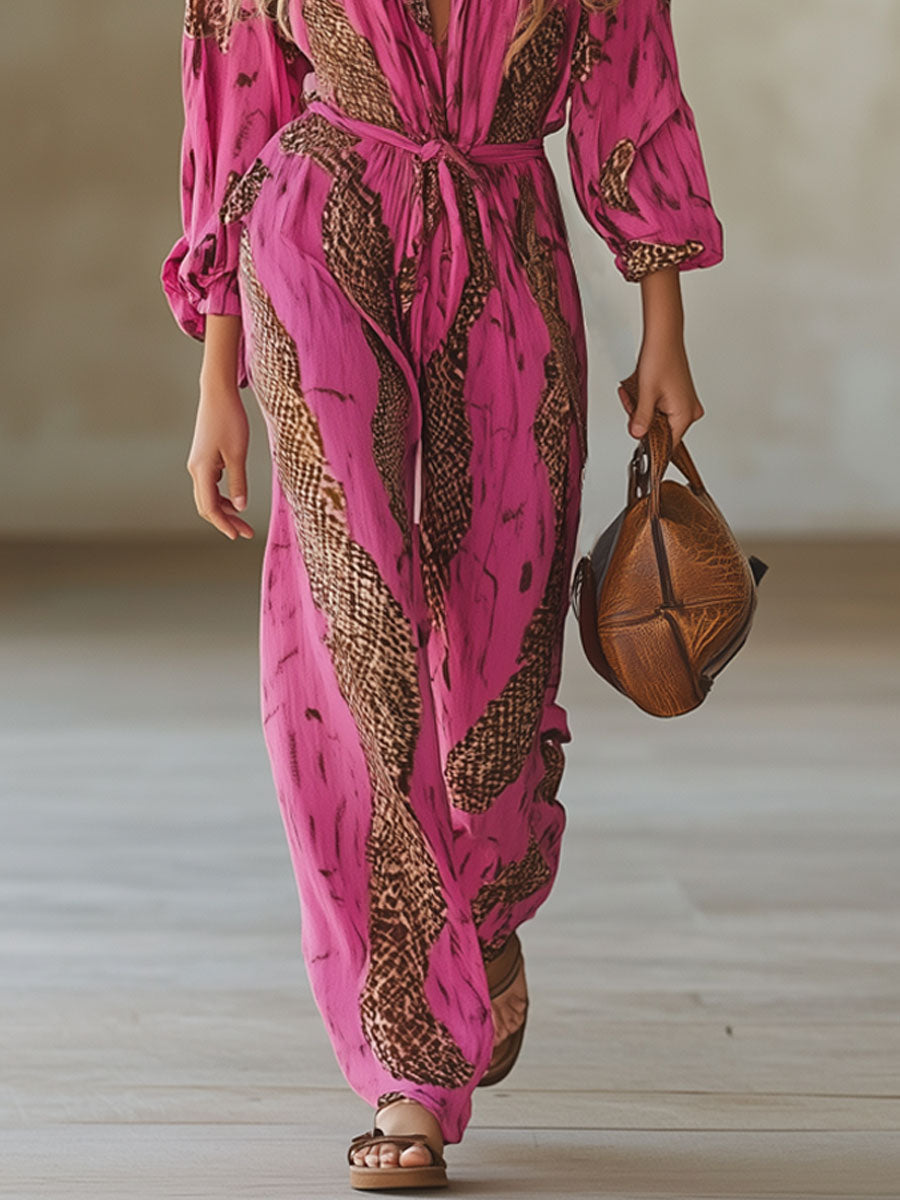 Rosa Damen Jumpsuit mit Leopardenmuster, Langarm und Bindegürtel. Eleganter und bequemer Overall für besondere Momente.