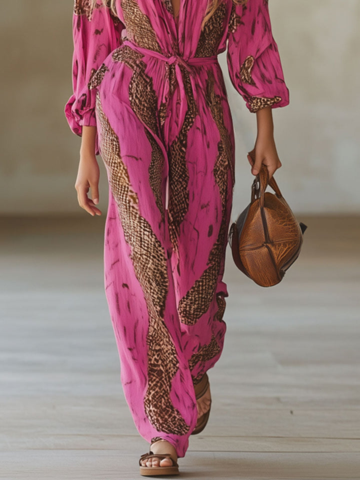 Rosa Damen Jumpsuit mit Leopardenmuster, Langarm und Bindegürtel. Eleganter und bequemer Overall für besondere Momente.