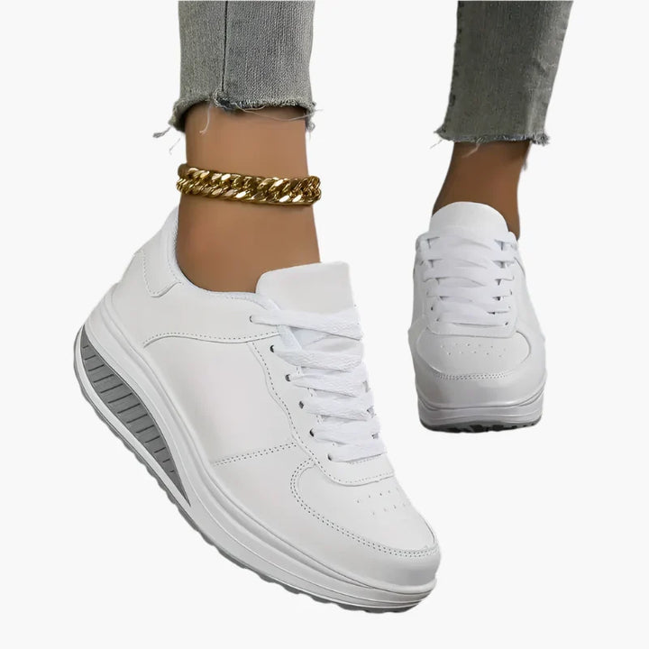 Frau trägt bequeme Damen Sneaker. Trendige Freizeitschuhe für sportlichen Look & optimalen Alltagskomfort.
