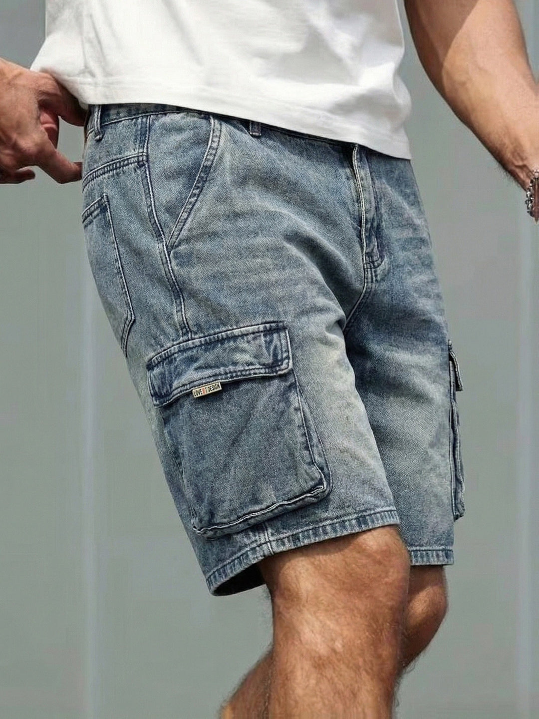 Leichte Herren Cargo Shorts für heiße Sommertage. Atmungsaktiv, lässig und bequem – ein Must-have für Herrenmode.
