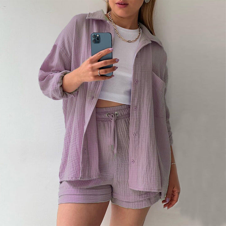 Modernes Freizeitoutfit: Damen 3-teiliges Set mit Hemd, Crop-Top und kurzen Hosen, sommerlich.
