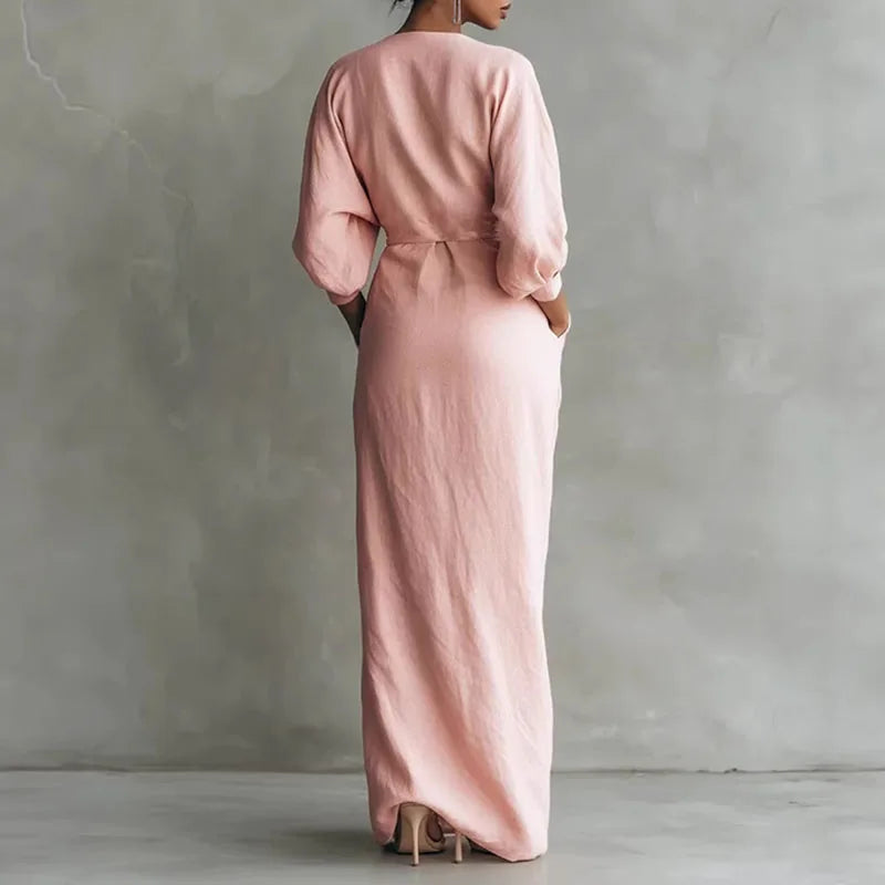 Figurbetontes schwarzes Langarm Wickel Maxikleid für Damen mit elegantem V-Ausschnitt. Fließendes Abendkleid.