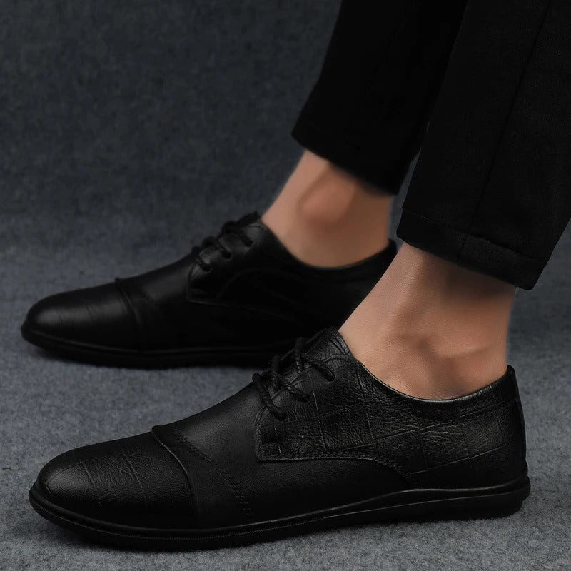 Paar elegante schwarze Herren Schnürschuhe, formell und bequem für Business und festliche Anlässe.