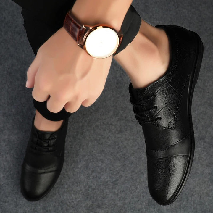 Braune Business Herren Schnürschuhe, klassisch und elegant für den modernen Mann im Büro.