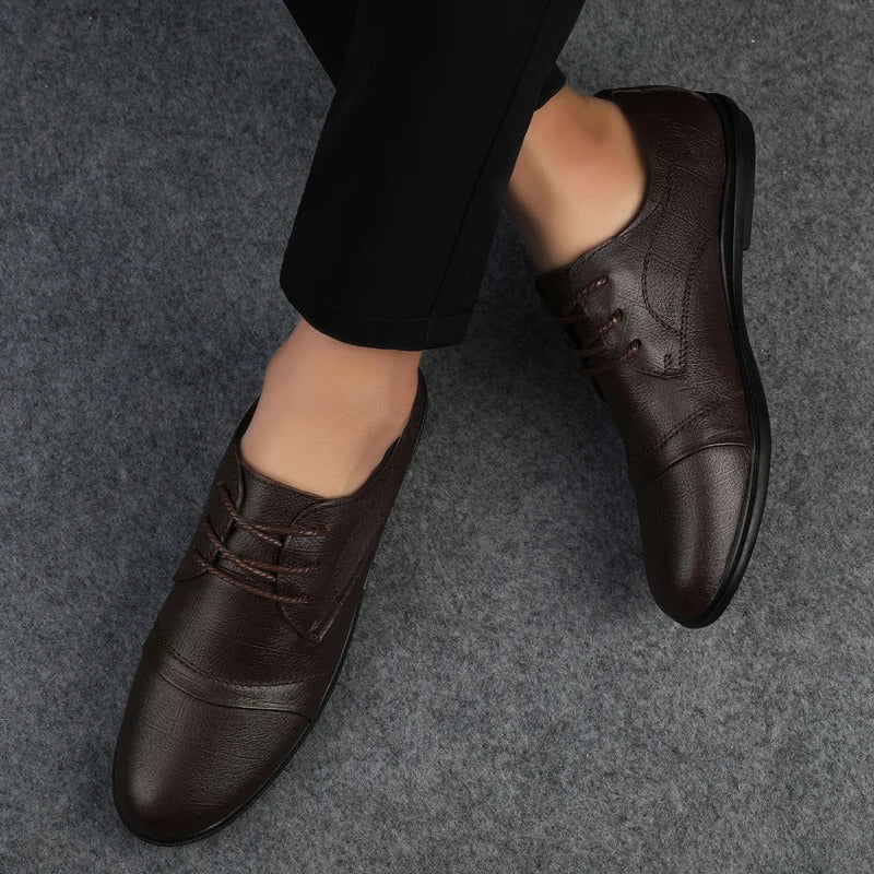 Detaillierte Ansicht klassischer Herren Schnürschuhe, ideal für Business und elegante Auftritte.