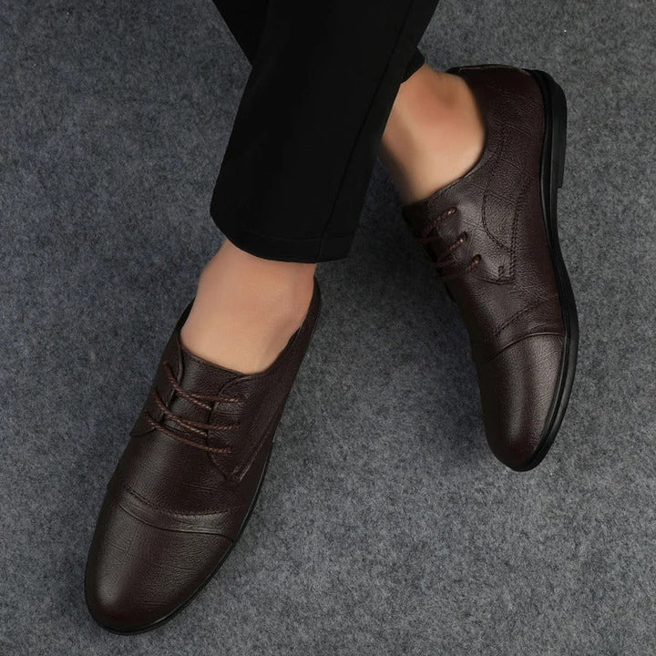 Detaillierte Ansicht klassischer Herren Schnürschuhe, ideal für Business und elegante Auftritte.