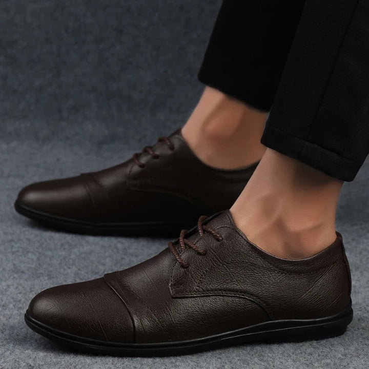 Klassische braune Herren Schnürschuhe aus Leder, formell und vielseitig für Büro und Abend.