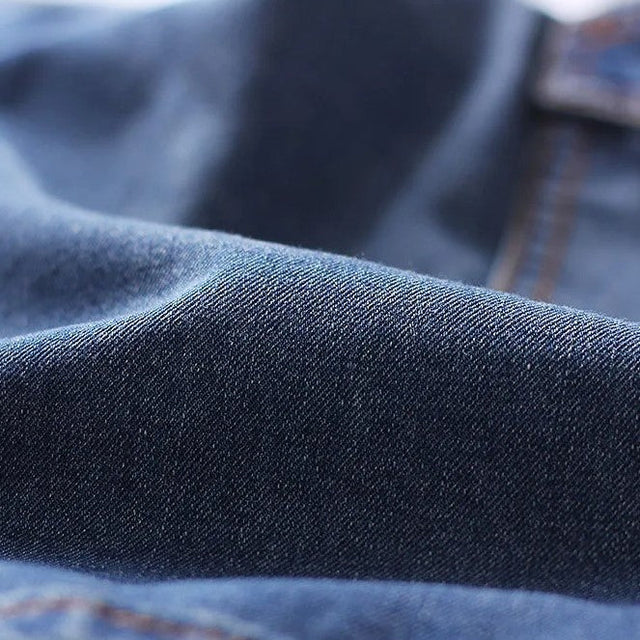Entspannte Herren Cargo-Shorts im lässigen Stil. Ideale bequeme Freizeitshorts für warme Tage und Outdoor-Abenteuer.
