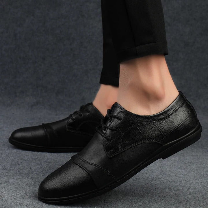Schwarze formelle Herren Schnürschuhe, perfekt als Büroschuhe und für gehobene Herrenmode.