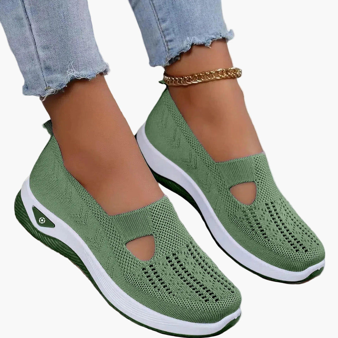 Dezente Damen-Slipper mit Dämpfungs-Plateau und stilvollen Cut-Outs für leichten Komfort im Frühling/Sommer.