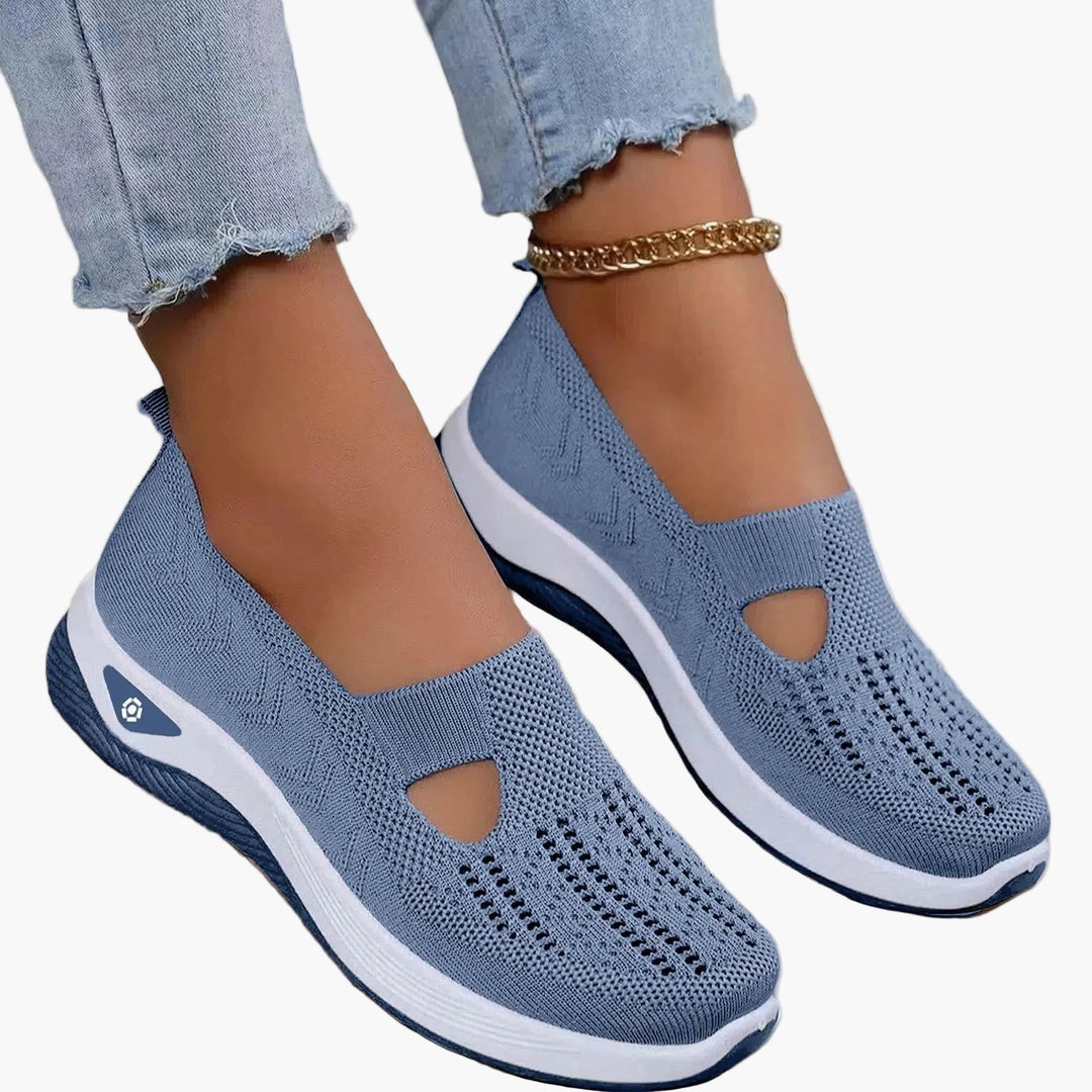 Sportlich-elegante Damen-Slipper mit dämpfendem Plateau und dekorativen Cut-Outs für urbanen Leicht-Komfort.