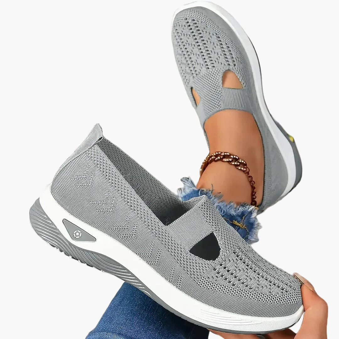 Sportliche Damen-Komfortslipper mit Dämpfungs-Plateau und modernen Cut-Outs – ideal für Alltag & Freizeit.