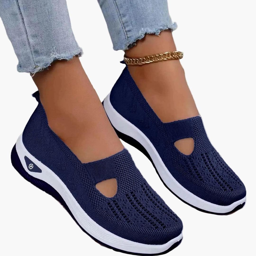 Moderne Damen-Freizeitschuhe für Frühling/Sommer: leichte Slipper mit dämpfendem Plateau und Cut-Outs.