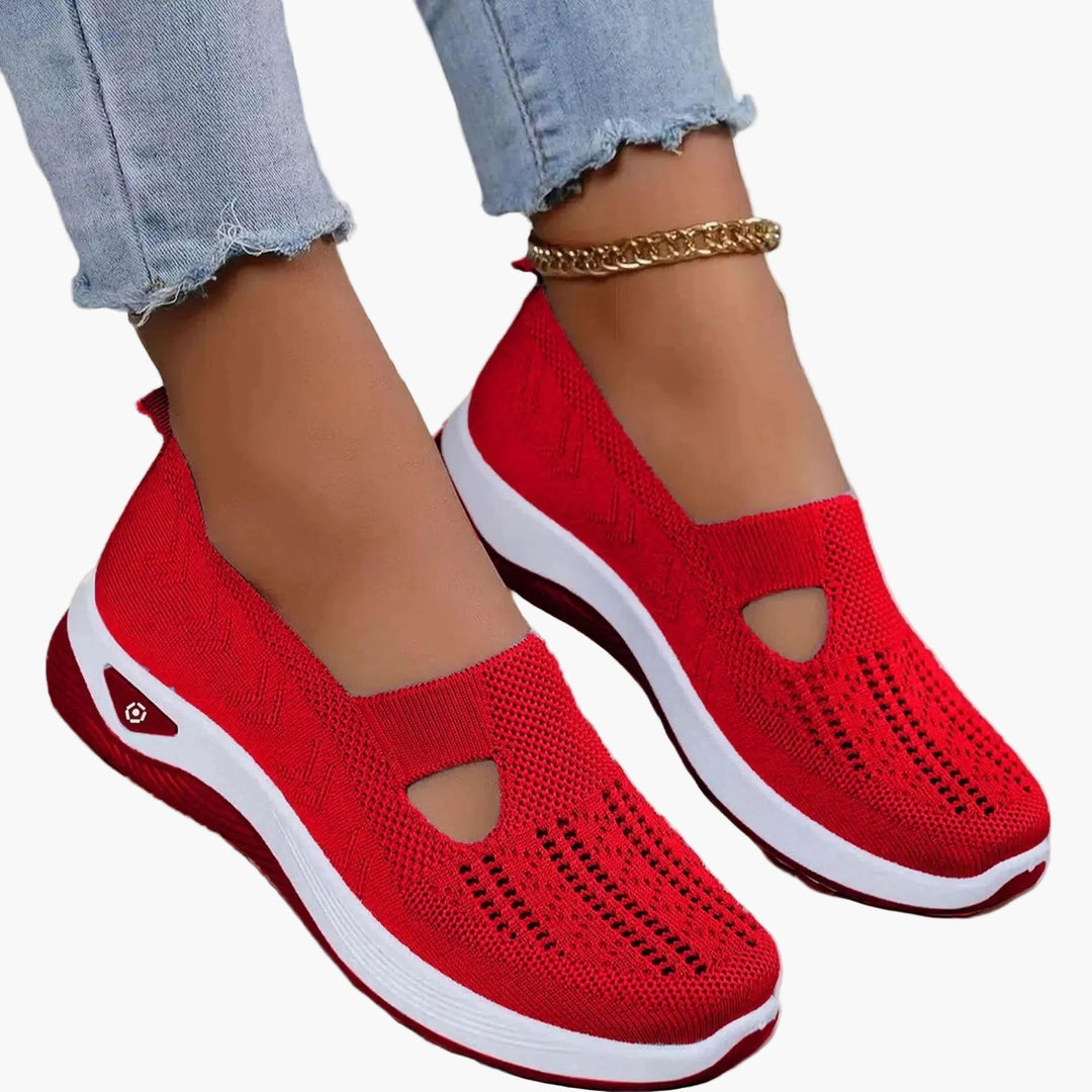 Bequeme Damen-Plateauslipper mit Cut-Outs. Leichte Schlupfschuhe mit Dämpfung für stilvollen Sommer-Look.