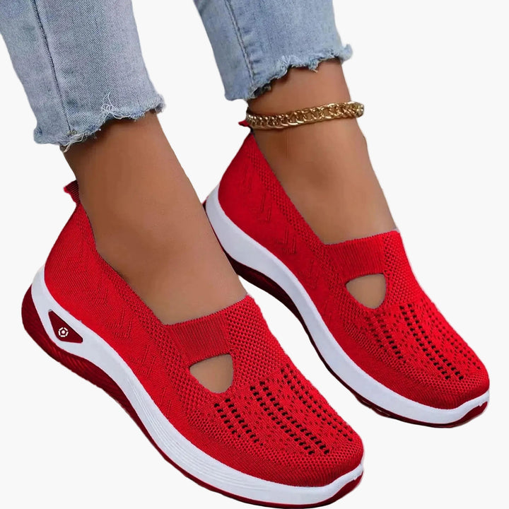 Bequeme Damen-Plateauslipper mit Cut-Outs. Leichte Schlupfschuhe mit Dämpfung für stilvollen Sommer-Look.
