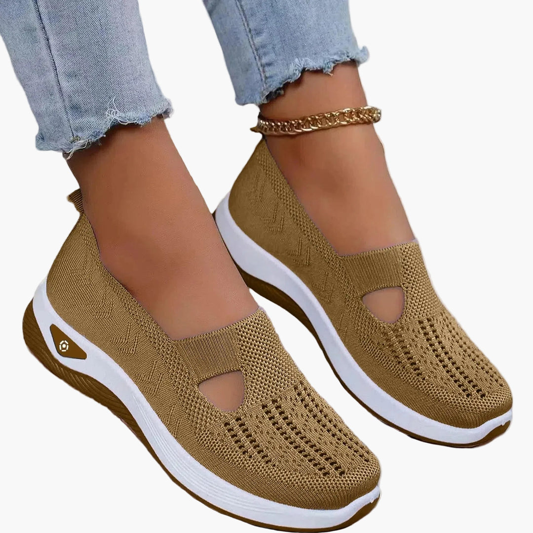 Komfortable Damen-Slipper für den Alltag: atmungsaktive Leichtschuhe mit Plateau-Sohle und trendigen Cut-Outs.