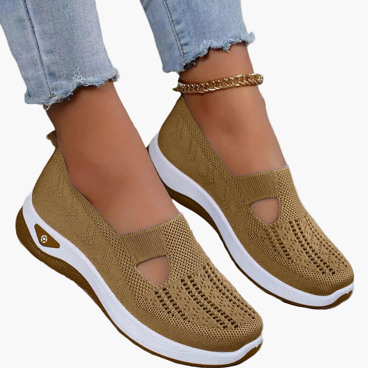 Komfortable Damen-Slipper für den Alltag: atmungsaktive Leichtschuhe mit Plateau-Sohle und trendigen Cut-Outs.
