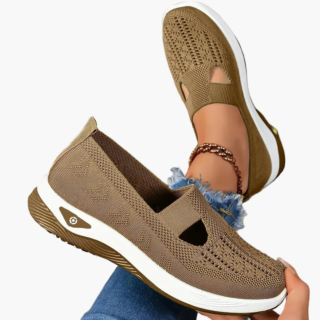 Vielseitige Damenslipper mit dämpfendem Plateau und eleganten Cut-Outs für leichten, stilvollen Komfort.