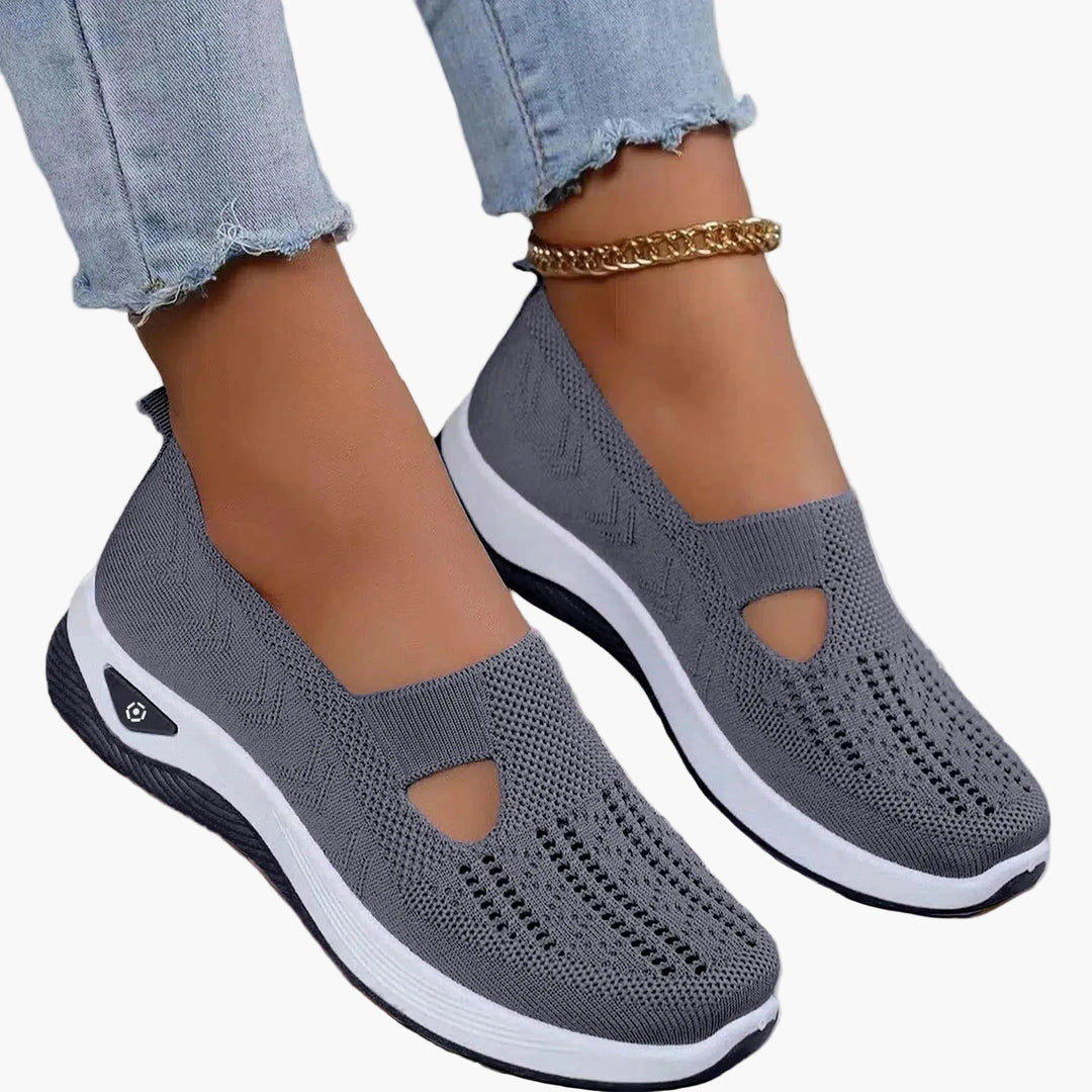 Moderne Damen-Sommerslipper mit leichter Plateausohle, Cut-Outs und Dämpfung für optimalen Tragekomfort.