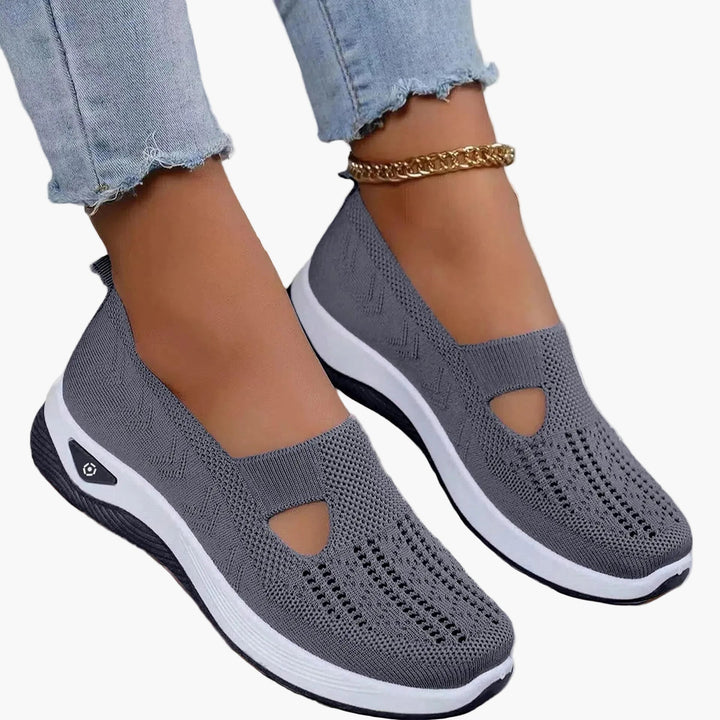 Moderne Damen-Sommerslipper mit leichter Plateausohle, Cut-Outs und Dämpfung für optimalen Tragekomfort.