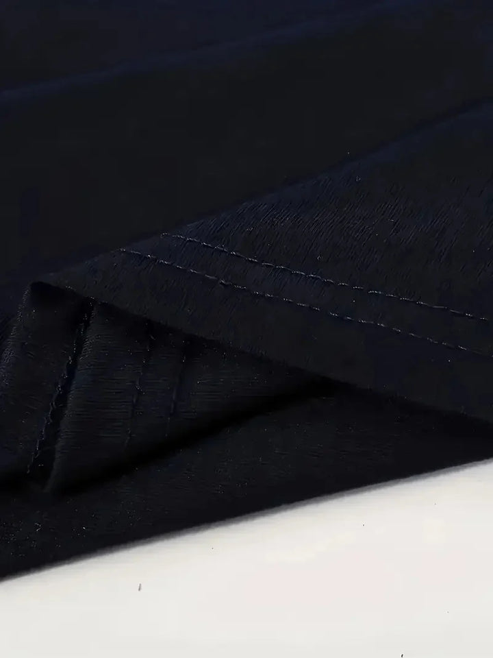 Weißes V-Ausschnitt Kurzarmshirt für Herren, Slim Fit, kombiniert mit Jeans.