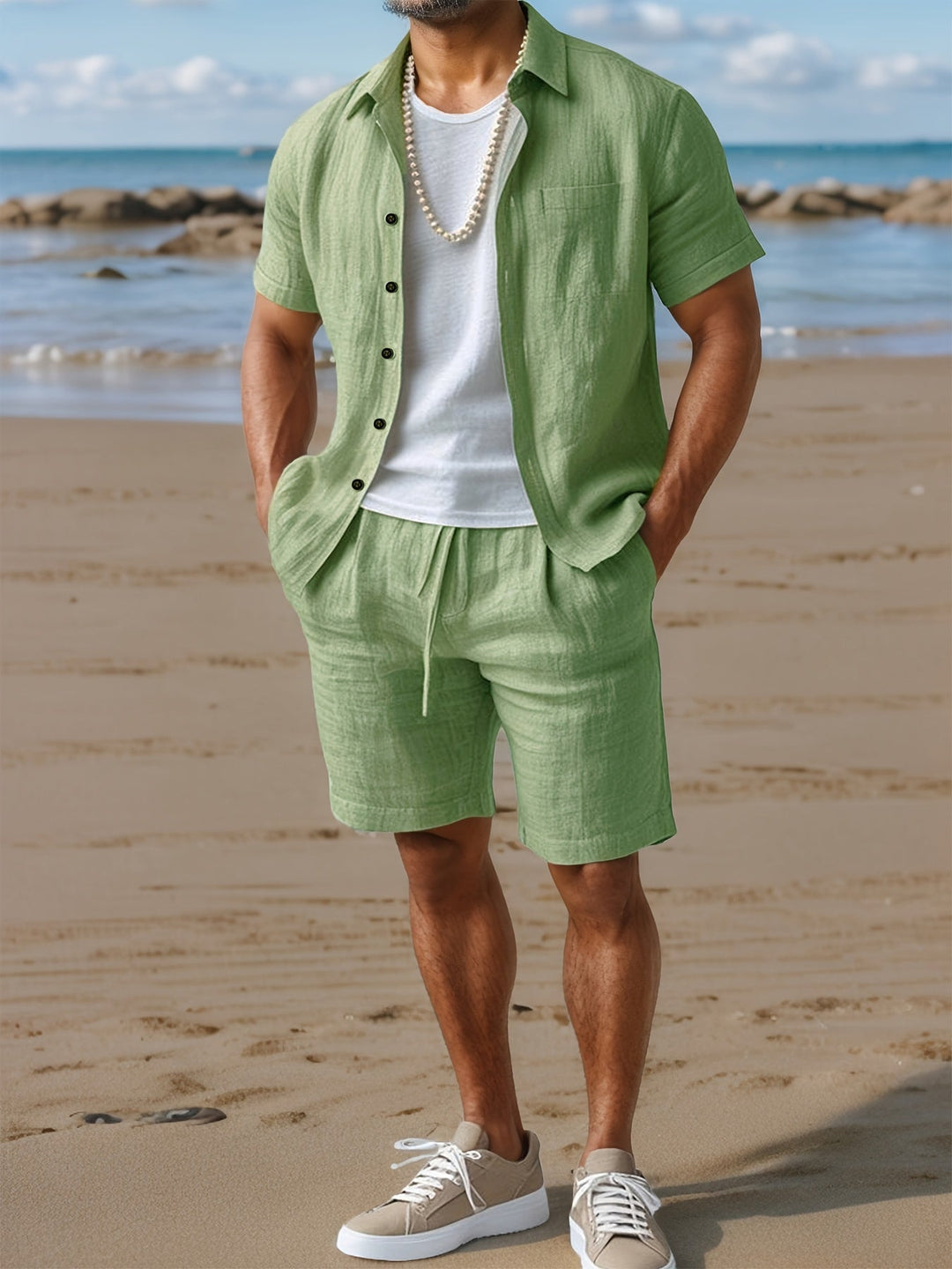 Sommerliches Herren Outfit mit Kurzarmhemd und Shorts, ideal für Strand & Urlaub.