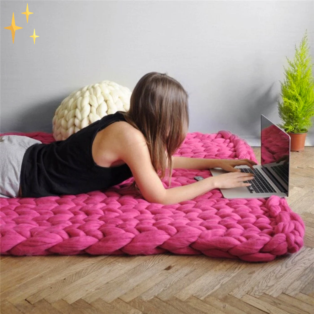 Ein Strang Chunky XL Wollgarn entrollt sich. Kreatives DIY Garn für warme Decken, Schals & Wohnaccessoires im Winter.