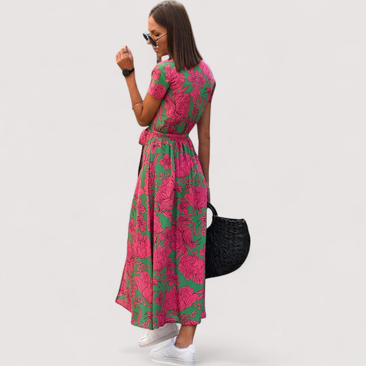 Fließendes Sommerkleid für Damen mit floralem Design, bequem und vielseitig.