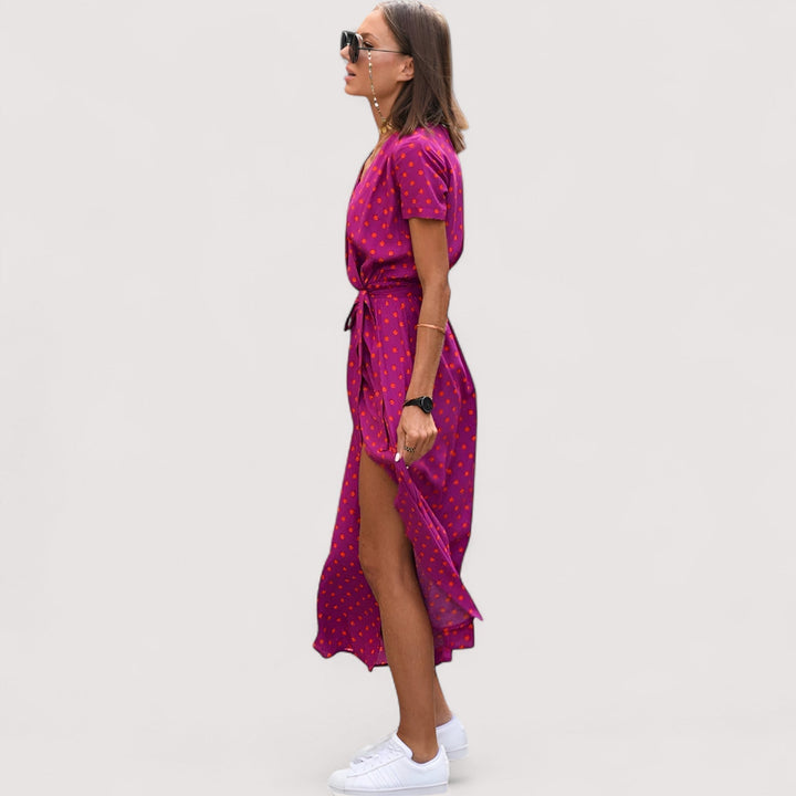 Stilvolles Damen Abendkleid mit Blumenmuster, Wickeldetail und Kurzarm.