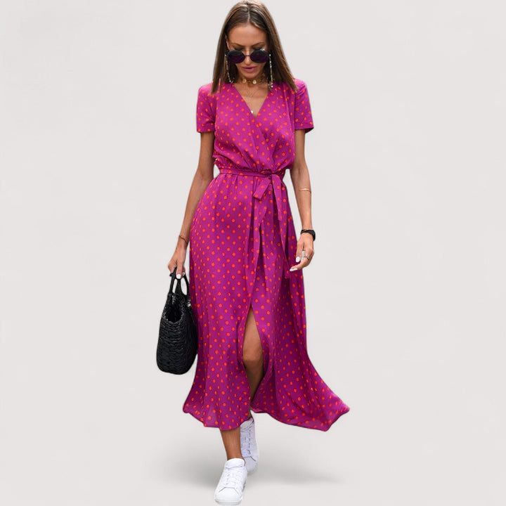 Feminin geschnittenes Blumen Wickelkleid, elegant für festliche Anlässe.