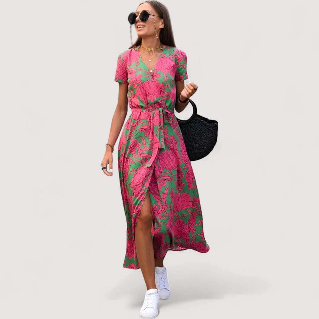 Elegantes Damenkleid mit Blumenprint, Wickeloptik, kurzärmlig und tailliert.