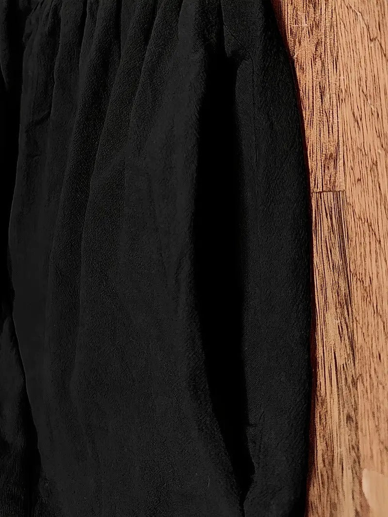 Entspanntes Damenkleid, Midi-Länge, mit praktischen Taschen für den Alltag.
