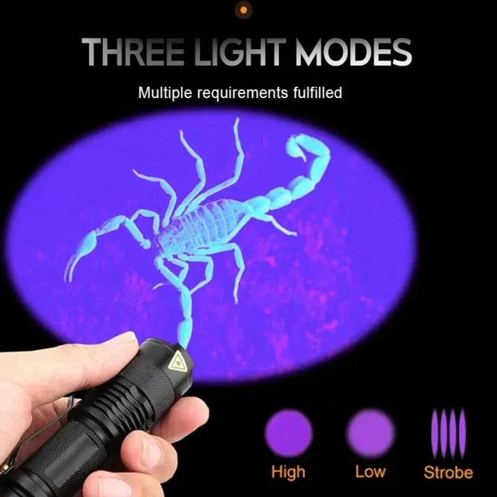 Kräftiger UV-Strahl der SK68 Schwarzlicht-Taschenlampe beleuchtet fluoreszierende Flecken effektiv.