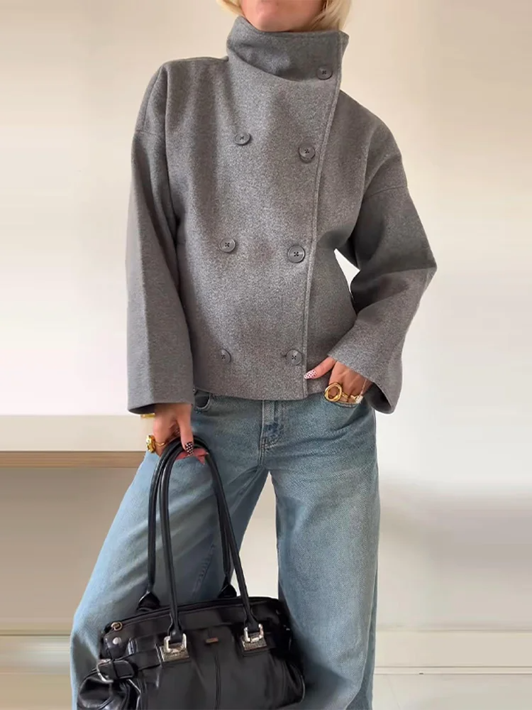 Eleganter grauer Damen Kurzmantel mit Oversized-Schnitt & Stehkragen. Perfekt für Business Casual & Freizeit.