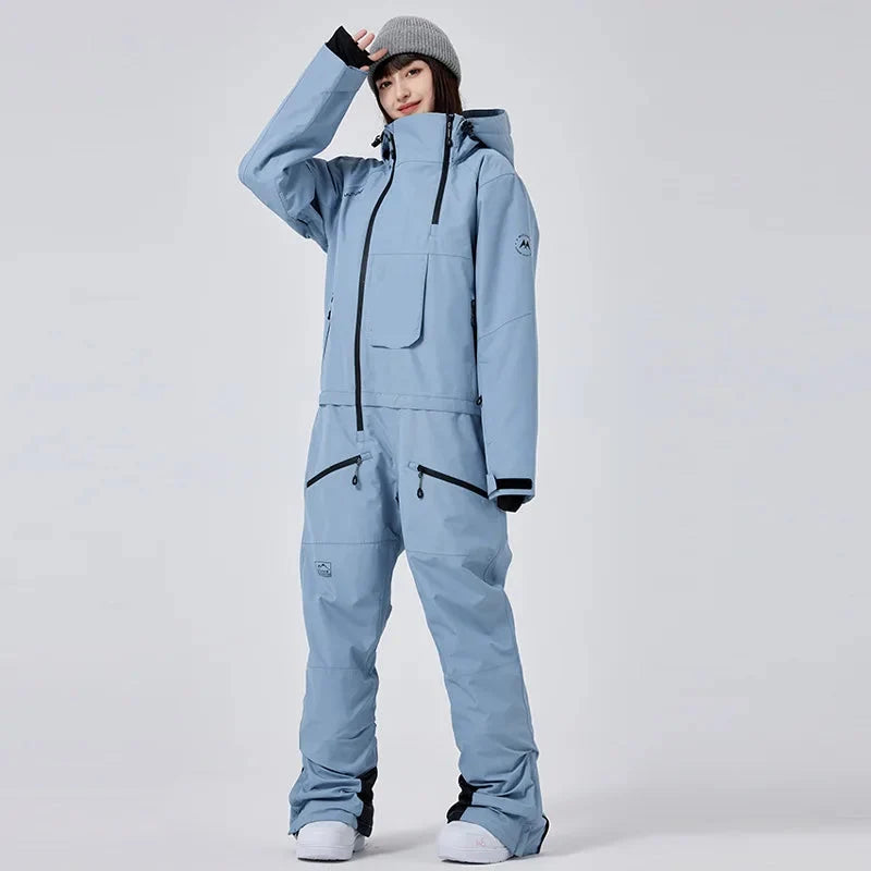 Robuster Damen Einteiler Skianzug, warm & bequem. Ideal für kalte Wintertage und Schneesportaktivitäten.