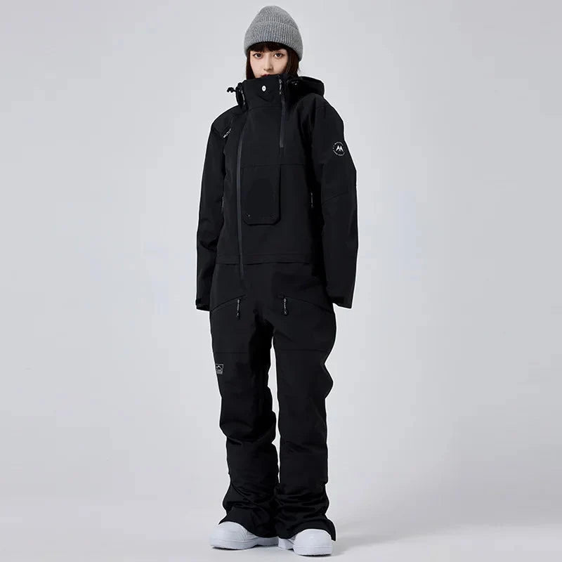 Stylischer Damen Winteroverall, wasserdicht & winddicht. Ideal für Outdoor Schneeaktivitäten, Skifahren, Snowboarden.